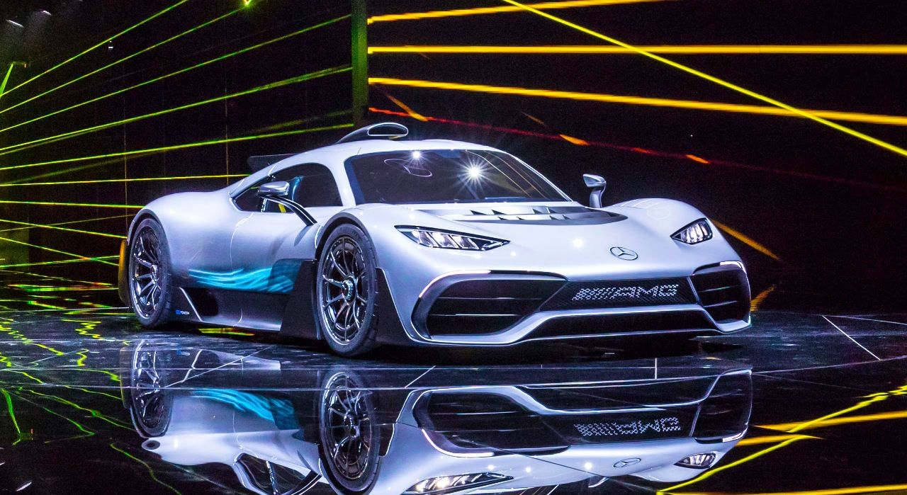 Von welchem Auto träumt ein Rennfahrer? Auer schwärmt für den Mercedes-AMG Project One (Bild) mit V6-Hybridantrieb und über 1000 PS. Der wird freilich rund 2,7 Millionen kosten, daher ist Auers mit seinem aktuellen Auto, einem Mercedes C63 AMG mit 510 PS, auch ziemlich glücklich. In der Familien-Garage stehen zudem ein S63 AMG und ein G63 AMG.