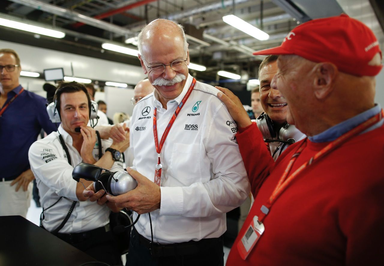 Lauda mit Daimler-Chef Zetsche (m.) und Wolff (li.). Mit seiner reinen Legenden-Autorität kann Niki dem Daimler-Vorstand Dinge klarmachen.