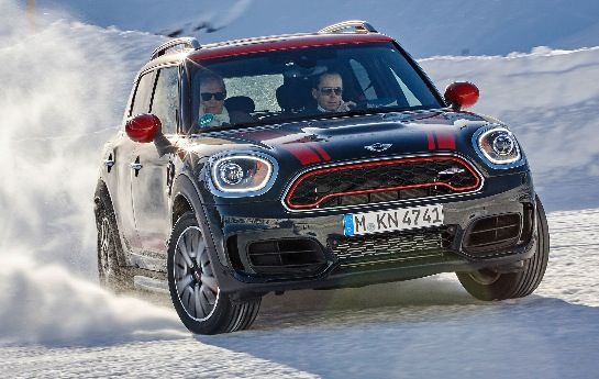 Boulevardkönig auf neuem Terrain: Mini mischt mit seinem SUV in der Kompaktklasse mit und fährt optional sogar mit hochentwickeltem Allradantrieb. Wie gut das neue ALL4-System funktioniert, hat Motorprofis.at auf Eis und Schnee ausprobiert. - Der Charmeur als Quertreiber