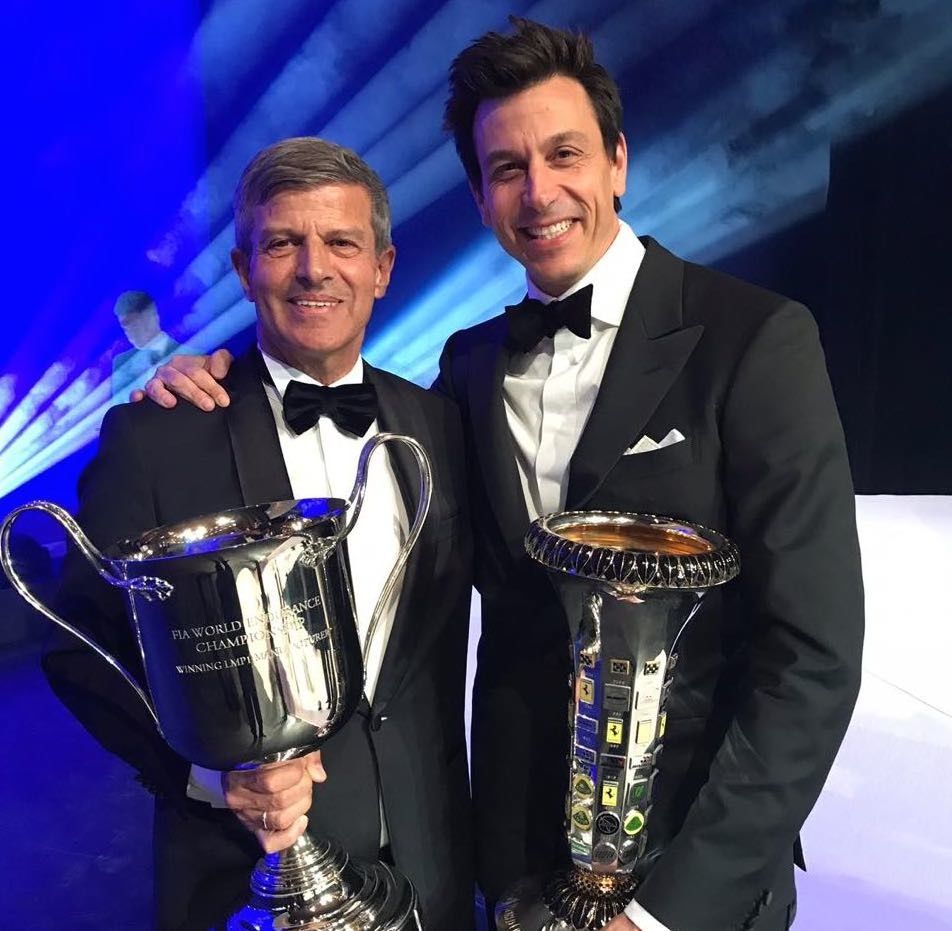 Zwei Österreicher in Paris: Drei Mal in Folge holten Fritz Enzinger und Toto Wolff zeitgleich als Chefs die beiden wichtigsten Team-Weltmeisterschaften in der Formel 1 und der WEC. Austro-Power für die beiden schwäbischen Auto-Mythen.