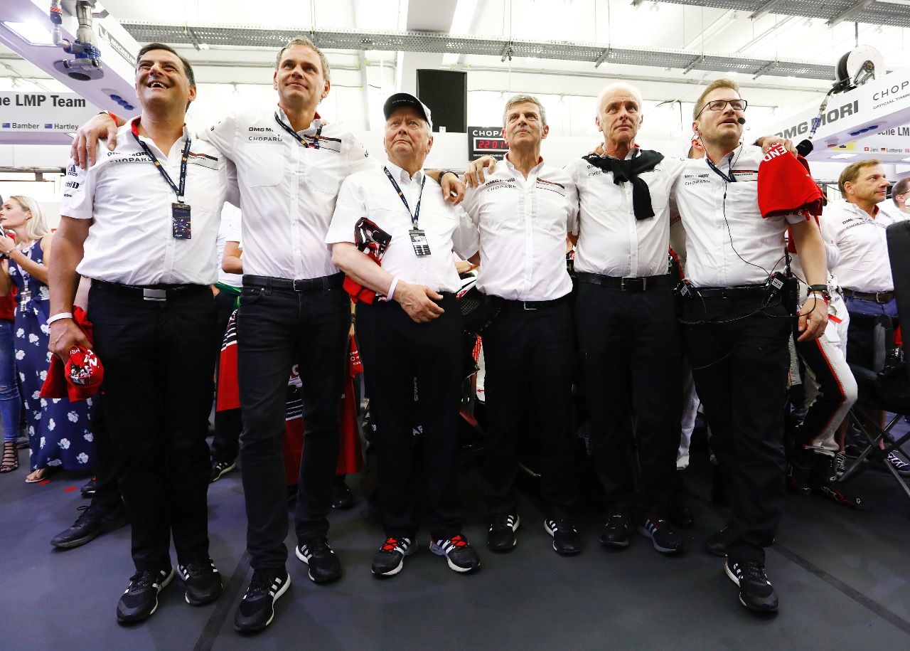Team-Spirit: Von Volkswagen-Chef Matthias Müller, Wolfgang Porsche oder Porsche-Chef Oliver Blume - die ganze Chefetage zeigte stets enorme Präsenz an den Rennstrecken. Racing liegt in den Genen der Marke.