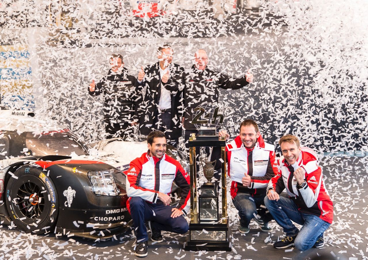 Das einzige Mal, das Porsche in den vier Jahren LMP1 im Regen stand - und da war der Regen aus Confetti. Bei der Übergabe des Pokals an das Museum mit den Le-Mans-Siegern Jani, Tandy und Bernhard.