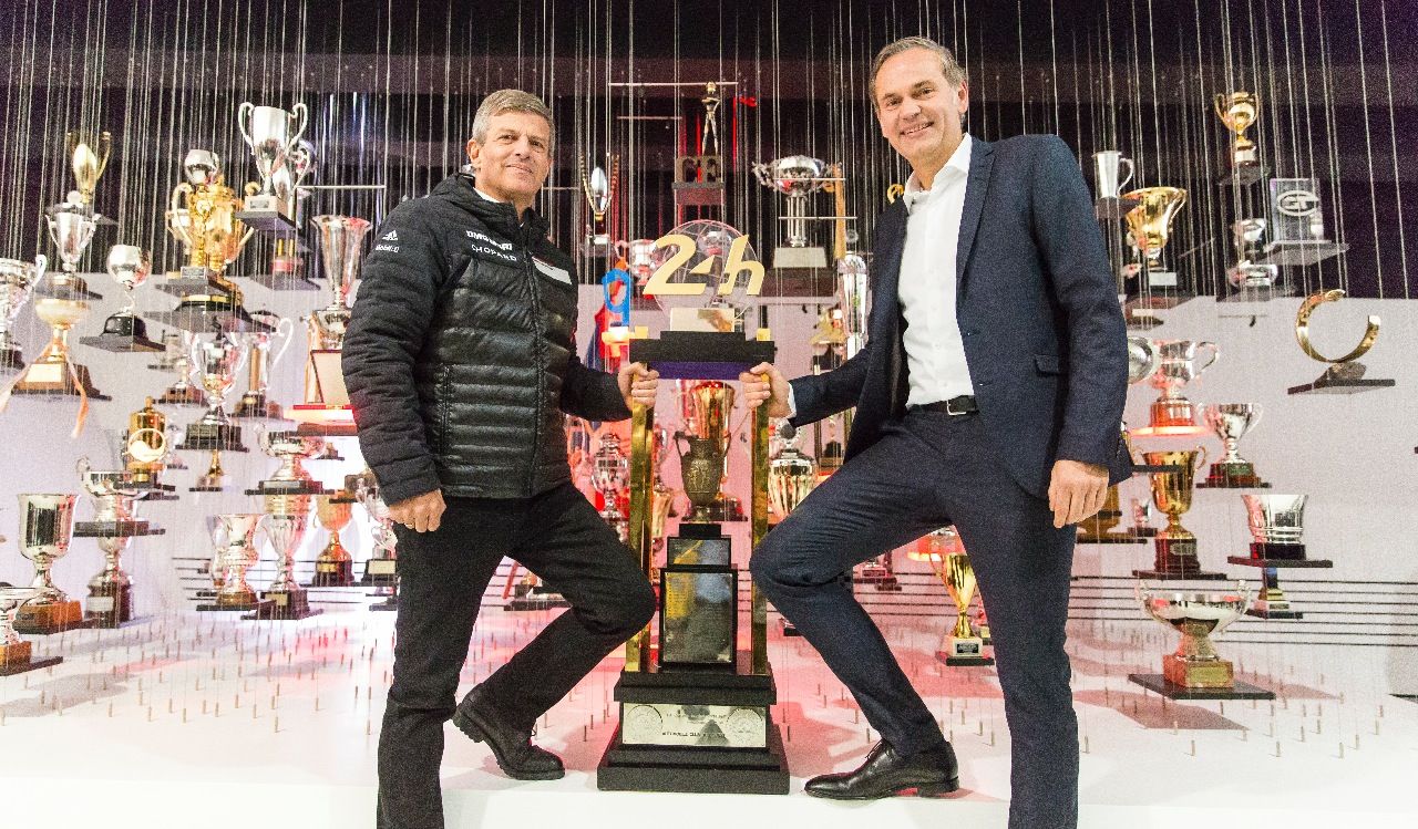 Im Reich der Trophaen: Porsche Vice President Fritz Enzinger & Porsche-Vorstandschef Oliver Blume.