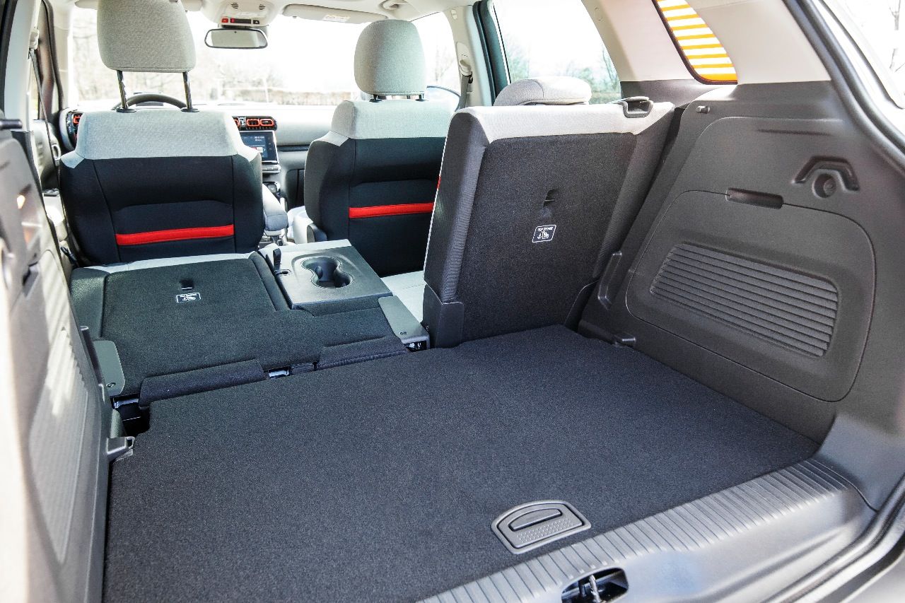 Klappt man die Rücksitzlehnen vor, werden die Sitzflächen abgesenkt. Wenn man den doppelten Kofferraumboden drinnen lässt, entsteht so ein großer, ebener Laderaum.