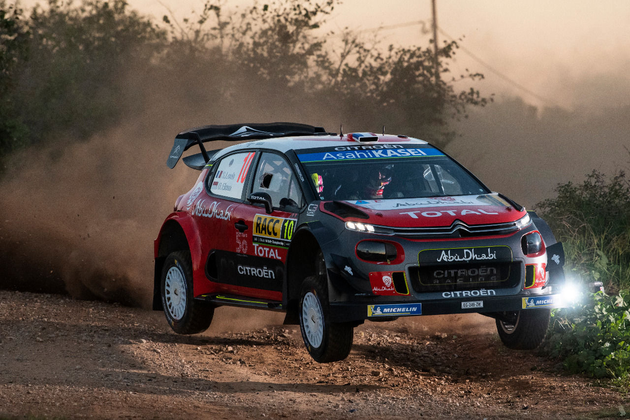 Loeb fährt & springt wie eh und je im Rallye-Auto.