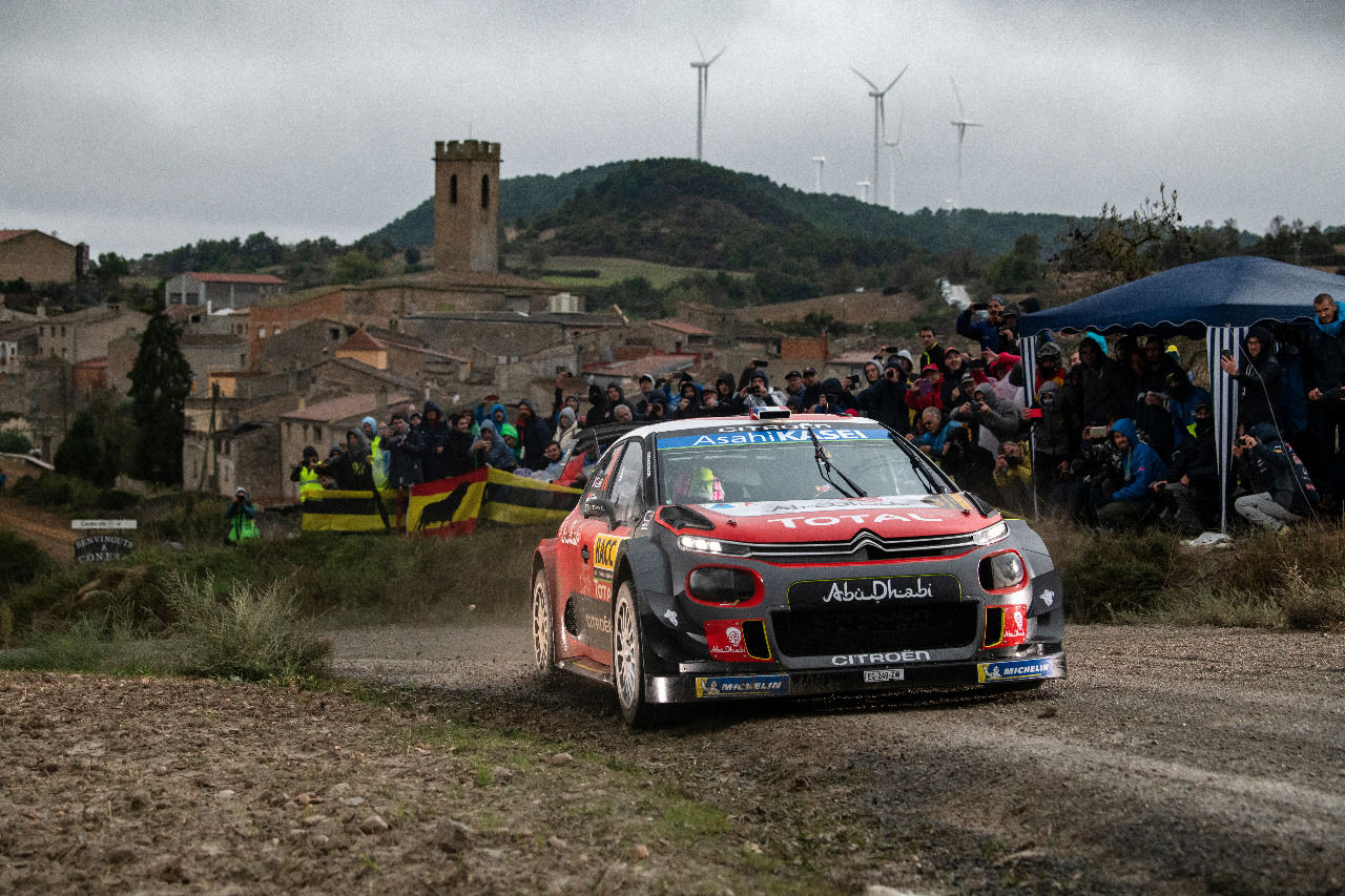 Loeb raste sensationell durch Spanien.