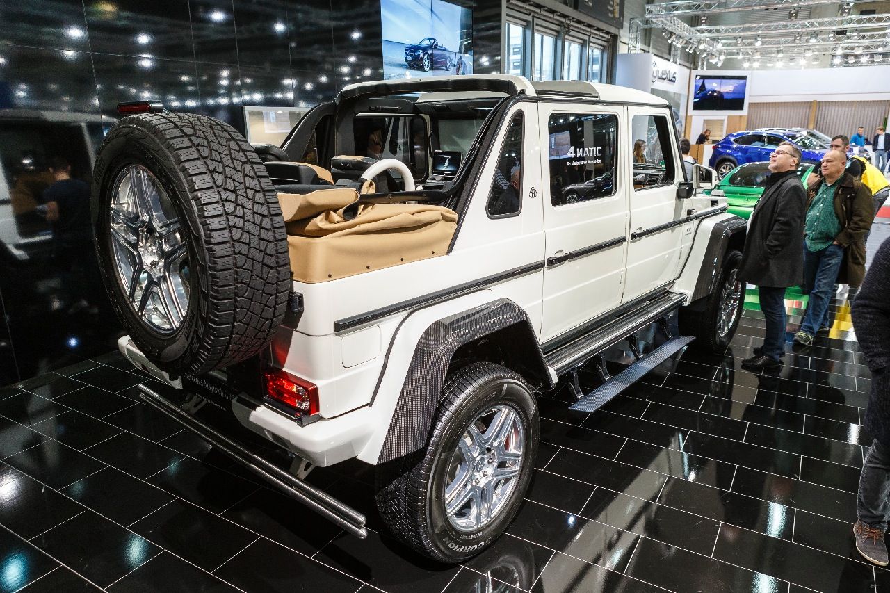 Die Vienna Autoshow ist einer der seltenen Gelegenheiten, eines der spektakulärsten Cabrios der Welt live zu sehen: Der Mercedes-Maybach G650 Landaulet wird zwar bei Magna-Steyr in Graz gebaut, aber außerhalb der Werkshallen wird er wohl kaum in Österreich herumfahren. Die auf 99 Stück limitierte Sonderserie zielt auf reiche Kunden aus dem amerikanischen, arabischen und russischen Raum ab. Das Auto kostet über 600.000 Euro plus Steuern, in Österreich durch die NoVA also rund 900.000 Euro.