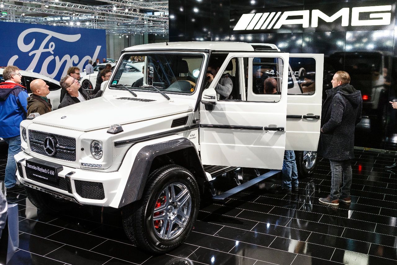 Bei Mercedes gibt es die Tradition, Luxusmodelle in spektakuläre Landaulet-Teilcabrios zu verwandeln (300 d Landaulet, 600 Pullman Landaulet, Maybach Landaulet) – der neueste Mix aus G-Klasse und Maybach ist freilich besonders exotisch. Basis ist die ultrageländegängige Kleinserie G500 4x4², de facto die um eine Achse reduzierte Variante des sechsrädrigen G63 AMG 6x6 ist. Die Bodenfreiheit beträgt einen halben Meter! Dominik ist absolut beeindruckt: „Brutal hoch dieses Auto“.
