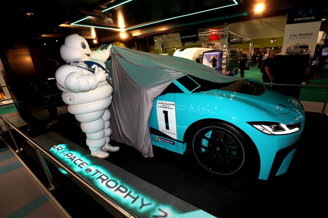 Michelin wurde als Partner der künftigen Jaguar I-PACE eTrophy vorgestellt, die Elektroauto-Rennserie startet nächstes Jahr.