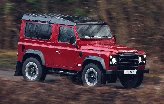 Eigentlich hatte sich Land Rover gerade offiziell von seinem Defender getrennt. Doch eine Beziehung wie diese wird wohl nie zu Ende gehen: Zum 70. Geburtstag beschenken uns die Briten mit dem stärksten und schnellsten Defender, den es bisher gab. - Alte Liebe rostet nicht