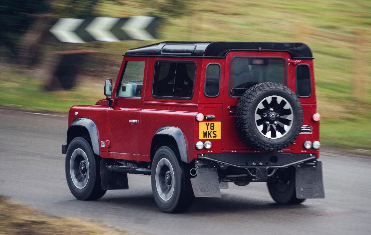 Land Rover feiert im Jahr 2018 – und zum 70. Markengeburtstag gibt es neben Champagner auch eine Defender-Kleinserie. Über Jahrzehnte war es dieses Auto, das Land Rover in der Welt repräsentierte.