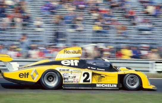 Vor 40 Jahren gewinnt die Renault-Alpine das berühmteste, längste und gefährlichste Autorennen der Welt: Le Mans. Doch es sollte noch größeres folgen: Die Erkenntnisse aus der Alpine A422 bescheren der Formel 1 die besten Jahre ihrer Geschichte. - Alpine und die Turbo-Ära