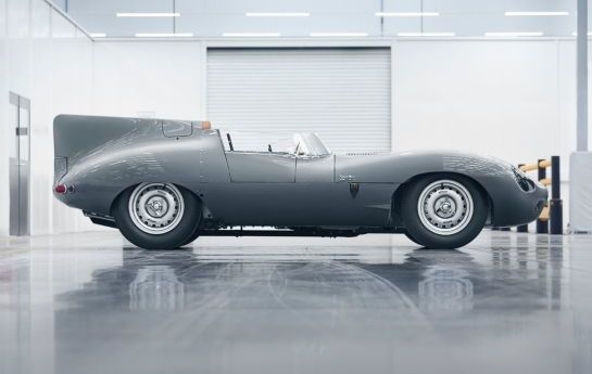 Über 60 Jahre nach seinen großen Siegen bringt der Jaguar D-Type weiterhin die illustre Gesellschaft in Wallung: Für ein paar Millionen bekommt man den Schönheitskönig inzwischen nicht mehr. Jetzt hat sich Jaguar entschlossen, noch einmal 25 Exemplare zu bauen. - Schönheit  vergeht nicht