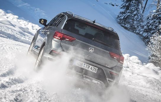 Bei VW haben sie einen neuen Star: Der T-Roc könnte sogar Tiguan und Golf den Rang ablaufen. Wie winterfit ist das kompakte SUV eigentlich? Der Allrad-Test. - Wolfsburger  Schneehase