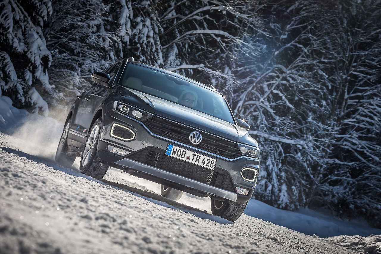 Günstig ist er nicht, aber ein Schneehase: Der T-Roc 4Motion hält die Spur und pflügt auf der Schnee- und Eisfahrbahn flott durch die Kurven.