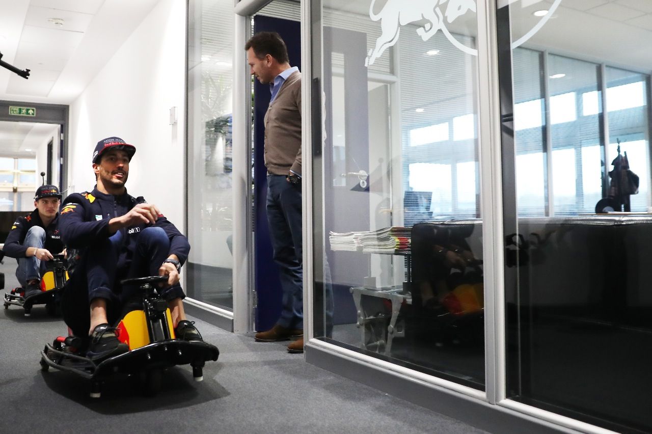 Verstappen – hier beim Kart-Rennen im Büro hinter Ricciardo – hat sich mit einem super Vertrag langfristig an Red Bull gebunden.