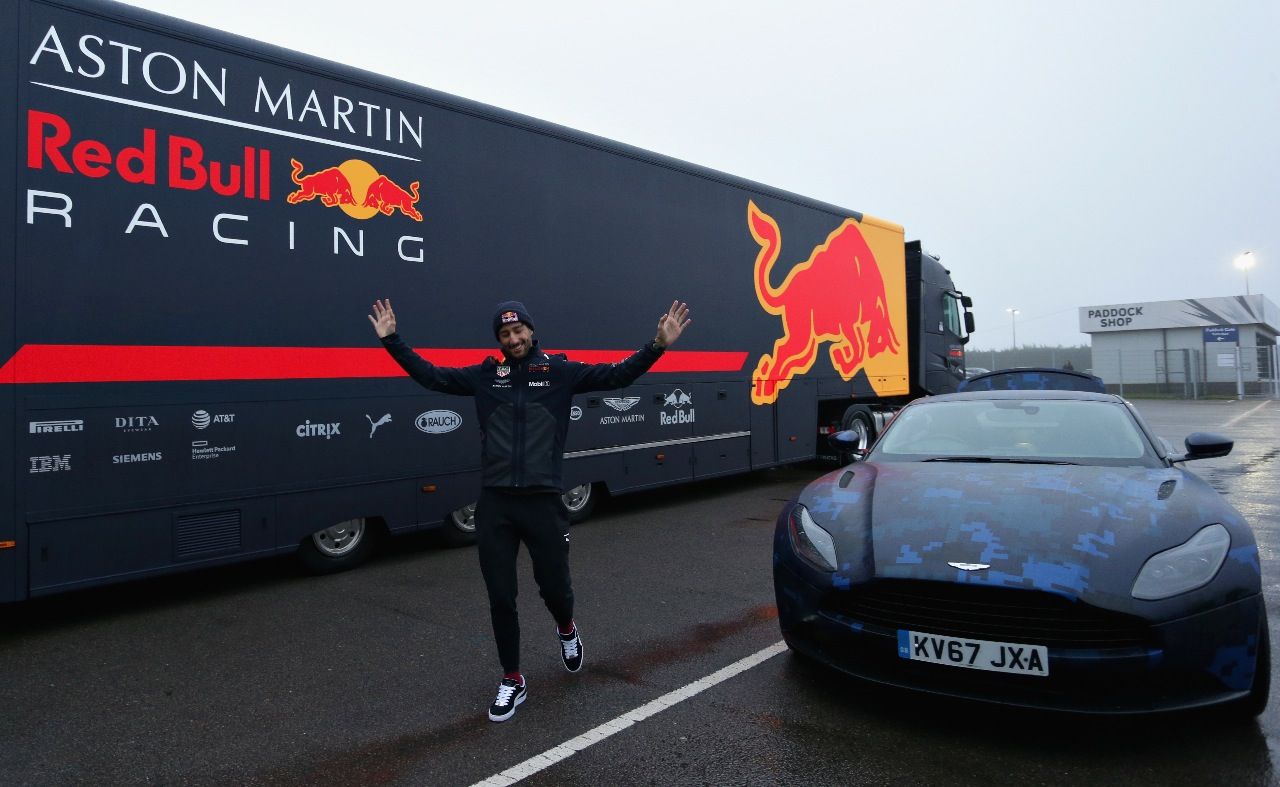 Bleibt Ricciardo bei Red Bull? Entscheidung im diesem Jahr. Der Dienstwagen vom neuen Hauptsponsor passt schon mal.