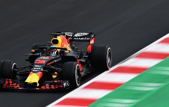 Am Anfang des Jahrzehnts schien Red Bull Racing unschlagbar. Zuletzt musste man sich vier Jahre lang von Erzfeind Mercedes besiegen lassen. 2018 wird nun ein psychologisch sehr wichtiges Jahr. Die Aufgaben: Endlich von Anfang an siegfähig sein – und so Eigentümer Dietrich Mateschitz bei Laune halten. Und so nebenbei muss auch die Zukunft geklärt werden? Wechselt man von Renault zu Honda? Bleibt Sunnyboy Dani Ricciardo? - Wie geht es weiter?