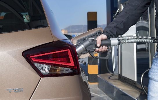 Keine Angst vorm Erdgasantrieb: Die günstigere Alternative zu Benziner und Diesel ist entgegen den Vorurteilen völlig unkompliziert und sicher. Seats Erdgas-Expette Andrew Shepherd räumt mit falschen Behauptungen auf. - Mythen und Fakten  über Erdgasautos