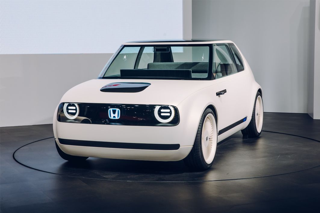 Dass Honda das Elektroauto Urban EV Concept bauen wird, ist bekannt. Jetzt haben die Japaner den Zeitplan bekannt gegeben: Vorbestellungen werden ab Anfang 2019 entgegengenommen, Ende 2019 wird das Serienmodell Europapremiere feiern.