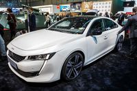 Der Peugeot 508 verwandelt sich von einer Limousine in ein viertüriges Coupé. Ein so elegant-dynamisches Auto ist sonst nicht so günstig zu bekommen.