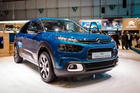 Citroen zeigt den C4 Cactus, der deutlich stärker überarbeitet wurde als es bei Produkt-Updates in der Branche eigentlich üblich ist. Und die Erfinder der Hydropneumatik haben ein neues Luxusfahrwerk für die kleineren Klassen entwickelt: Citroën Advanced Comfort® ist eine Federung mit progressivem hydraulischem Anschlag und soll auch kompakteren Autos großen Komfort ermöglichen! Das Preisband ist für die Klasse äußerst attraktiv: 16.990 bis 22.290 Euro. Österreich-Start im April.