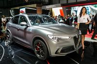 Alfa feiert seine Sportlichkeit mit zwei limitierten Sondermodellen. Der Alfa Romeo Stelvio Quadrifoglio NRING ist eine Hommage an den Nürburgring. Nur 108 Exemplare werden gebaut – eins pro Jahr der Historie von Alfa Romeo. Das Label NRING steht für den Rundenrekord für SUVs, den der Alfa Romeo Stelvio Quadrifoglio auf der legendären Nordschleife des Nürburgrings mit einer Zeit von 7.51,7 Minuten aufgestellt hat.