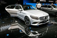 Überarbeitet hat Mercedes seinen absoluten Bestseller, die C-Klasse: Exterieur- und Interieurdesign wurden aufgefrischt, ganz neu ist die elektronische Architektur mit volldigitalen Instrumenten-Display. Die Assistenzsysteme wurden auf den Stand der S-Klasse gehoben. Auch die Motorenpalette wurde erneuert. Österreich-Start im Juli.