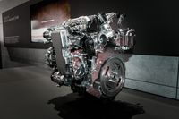 Mazda präsentiett in Genf mit Skyactiv-X den ersten selbstzündenden Serien-Benzinmotor – ein Meilenstein in der Motorenentwicklung, denn Skyactiv-X vereint die Vorteile eines Benzinmotors mit der Effizienz eines selbstzündenden Dieselmotors. 2019 kommt der Motor auf den Markt.