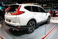 Honda feiert die Weltpremiere der Europaversion: Der neue CR-V ist in den USA schon gestartet, für den anspruchsvolleren Markt Europa gibt es aber wie immer eine eigene Variante. Antriebsvarianten: Ein 1.5-Liter-Turbo-Benzinmotor (mit Sechsgang-Schaltgetriebe oder CVT-Automatikgetriebe) oder ein Hybridantrieb auf Basis eines 2,0-Liter-Benziners. Weitere Wahlmöglichkeiten: Fünf oder sieben Sitze, Front- oder Allradantrieb. Österreich-Start im Herbst.