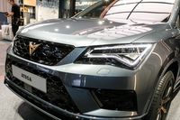 Cupra wird bei Seat künftig als eigene Marke positioniert, erstes eigenständiges Modell ist der Cupra Ateca. Das coole Cupra Logo – es setzt sich aus zwei verschränkten C zusammen – ersetzt am gesamten Auto die Seat-Embleme. Neben dem optischen Tuning geht es auch technisch zur Sache: Der 2.0-TSI-Motor liefert 300 PS und 400 Nm. Ab Herbst in Österreich.