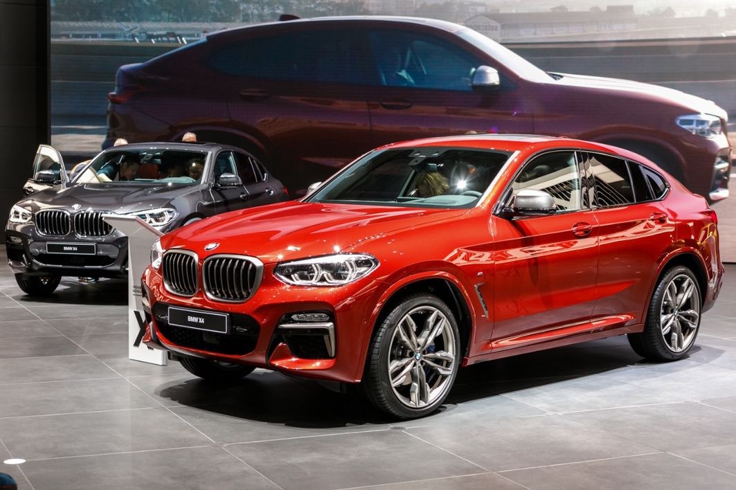 Zum Verkaufsstart gibt es drei Otto- und vier Dieselmotoren zur Auswahl – an der Spitze zwei BMW M Performance Modelle: Der Reihensechszylinder-Benzinmotor des BMW X4 M40i leistet 360 PS. Der BMW X4 M40d hat 326 PS.