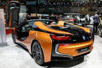 Europa-Premiere für den BMW i8 Roadster. Den Plug-in-Hybrid-Sportwagen gibt es jetzt auch offen – und trotzdem mit Flügeltüren. Spannend wird, ob das bisher recht untersteuernde Kurven-Fahrverhalten dynamischer wird.