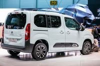 Der neue Citroen Berlingo startet im Herbst. Weil es durch den SUV-Boom immer weniger Vans gibt, stößt der Franzose bewusst in eine Lücke: Die PKW-Version wird optisch und ausstattungsseitig aufgewertet, um vor allem Familien eine günstiges Möglichkeit zu geben, sich mit viel Raum auszustatten.