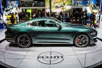 Mit dem 464 PS starken Sondermodell Mustang Bullitt ehrt Ford ein Highlight der Filmgeschichte,… …den Hollywood-Blockbuster „Bullitt“ mit dem legendären Steve McQueen in der Hauptrolle. Bei der Enthüllung in Genf waren die Enkel des Schauspielers dabei. Start Ende 2018