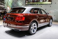 Dass Luxusautos zumindest zu Teilzeit-Stromern werden, liegt im Trend: Nach dem Range Rover kommt auch der Bentley Bentayga als Plug-in-Hybrid. Basis ist ein Dreiliter-V6-Turbo-Benziner, bei den Leistungsdaten halten sich die Briten noch bedeckt – zu erwarten ist aber eine ähnliche Hybridkombination wie bei Porsche (462 PS, 700 Nm). Rein elektrische Reichweite: 50 Kilometer.