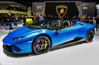 Den Namen Performante bekommen bei Lamborghini die Topmodelle mit Rennstrecken-Affinität – auf das Open-Air-Fahrerlebnis braucht man dabei nicht zu verzichten: Der Huracán Performante Spyder leistet 640 PS und wiegt dank Carbonfaser-Tuning 35 Kilo weniger als das normale Modell. Mit seinem 5,2 l V10 Saugmotor beschleunigt der allradgetriebene Performante Spyder in 3,1 Sekunden von 0 auf 100 km/h sowie in 9,3 Sekunden von 0 auf 200 km/h und zieht mit einer Höchstgeschwindigkeit von 325 km/h mit dem Coupé Schwesternmodell gleich.