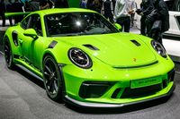 Porsche weicht beim GT3 RS nur soviel vom echten Rennwagen ab, wie es für die Straßenzulassung notwendig ist. Größter Unterschied sind die gut 200 Kilo, die der Rennwagen weniger wiegt. Der Boxermotor leistet jetzt 520 PS, das sind 20 PS mehr als im Vorgängermodell und als im 911 GT3. Preis in Österreich: 252.720 Euro.