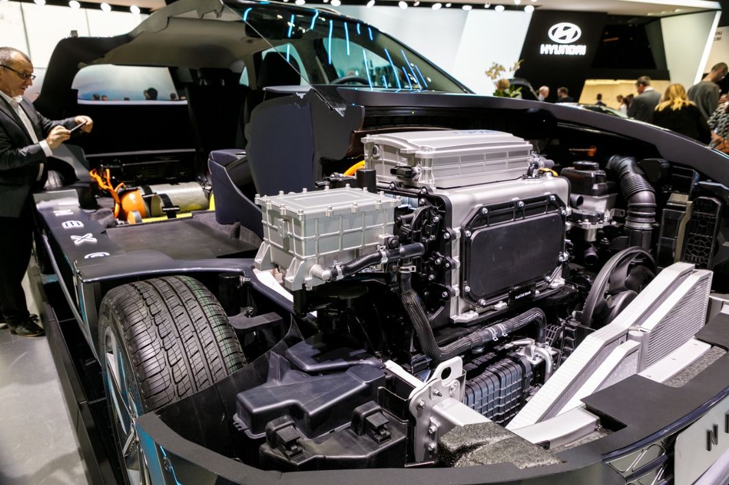 Hyundai fährt VW und CO. bei den alternativen Antrieben inzwischen um die Ohren: Mit der zweiten Generation eines wasserstoffbetriebenen SUV unterstreicht die Marke ihre Vorreiterrolle bei Wasserstoff-Elektrofahrzeugen. Die Brennstoffzellentechnologie des Hyundai Nexo hat 600 Kilometer Reichweite. Bestellungen werden ab Sommer angenommen.