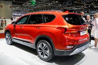 Weltpremiere für den neuen Hyundai Santa Fe in Genf: Das große SUV ist inzwischen sehr edel, die markante Front mit schmalen Frontlichtern zeigt das Upgrade besonders schön. Imposante 4,77 Meter Länge und 2,77 Meter Radstand, entsprechend groß ist das Platzangebot: 625 Liter Basiskofferraum als Fünfsitzer, sieben Sitze optional. Ebenfalls top: Neue Achtgang-Automatik und erstmals auch eine Hybridversion! Österreich-Start im September.