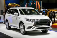 In Genf zeigt Mitsubishi den stark überarbeiteten Outlander PHEV 4WD. Design, Interieur und vor allem der Plug-in-Hybridantrieb wurden überarbeitet.