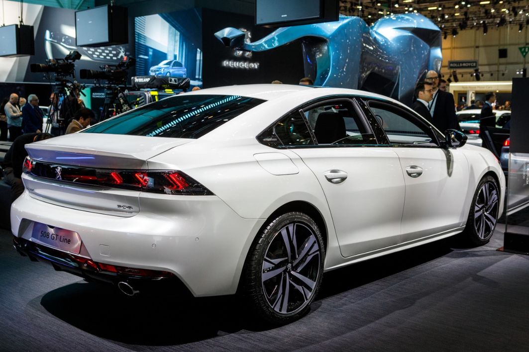 Der Peugeot 508 verwandelt sich von einer Limousine in ein viertüriges Coupé. Ein so elegant-dynamisches Auto ist sonst nicht so günstig zu bekommen.