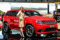 Da will es wer wissen: Sein Europa-Debüt gibt der Jeep Grand Cherokee Trackhawk, des bislang stärksten SUV von Jeep. Mit der Leistung von 710 PS aus dem 6.2-V8-Kompressor-Motor wird der Italo-Amerikaner zum stärksten Serien-SUV der Welt. 0-100 km/h in 3,7 Sekunden, Höchstgeschwindigkeit 289 km/h!