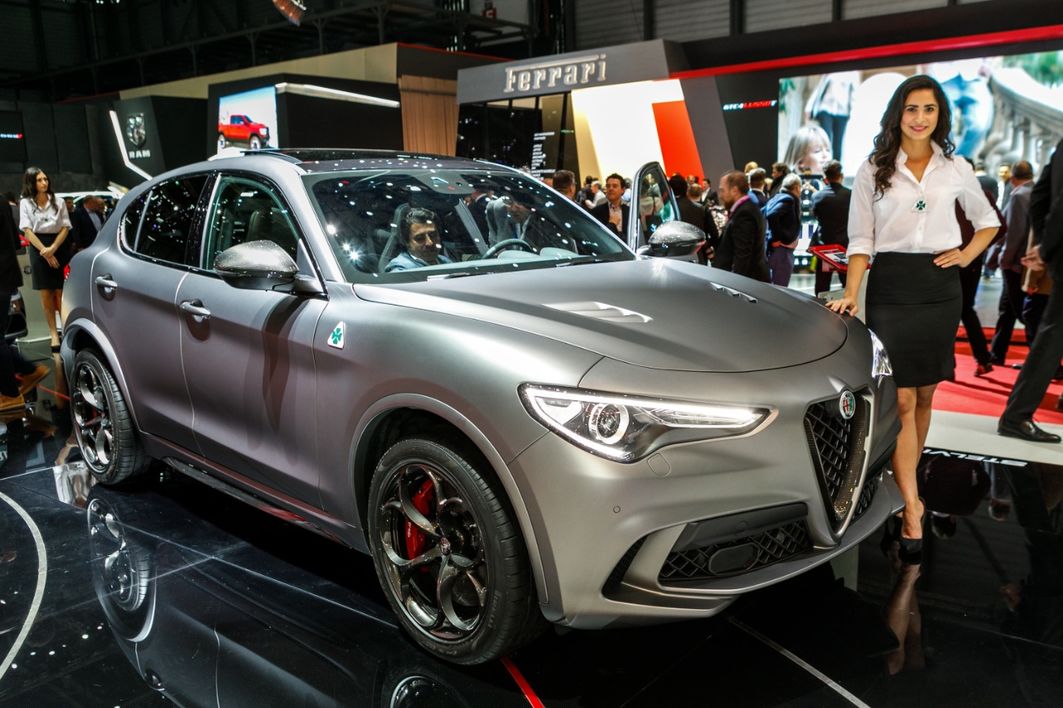 Das Label NRING steht für den Rundenrekord für SUVs, den der Alfa Romeo Stelvio Quadrifoglio auf der legendären Nordschleife des Nürburgrings mit einer Zeit von 7.51,7 Minuten aufgestellt hat.