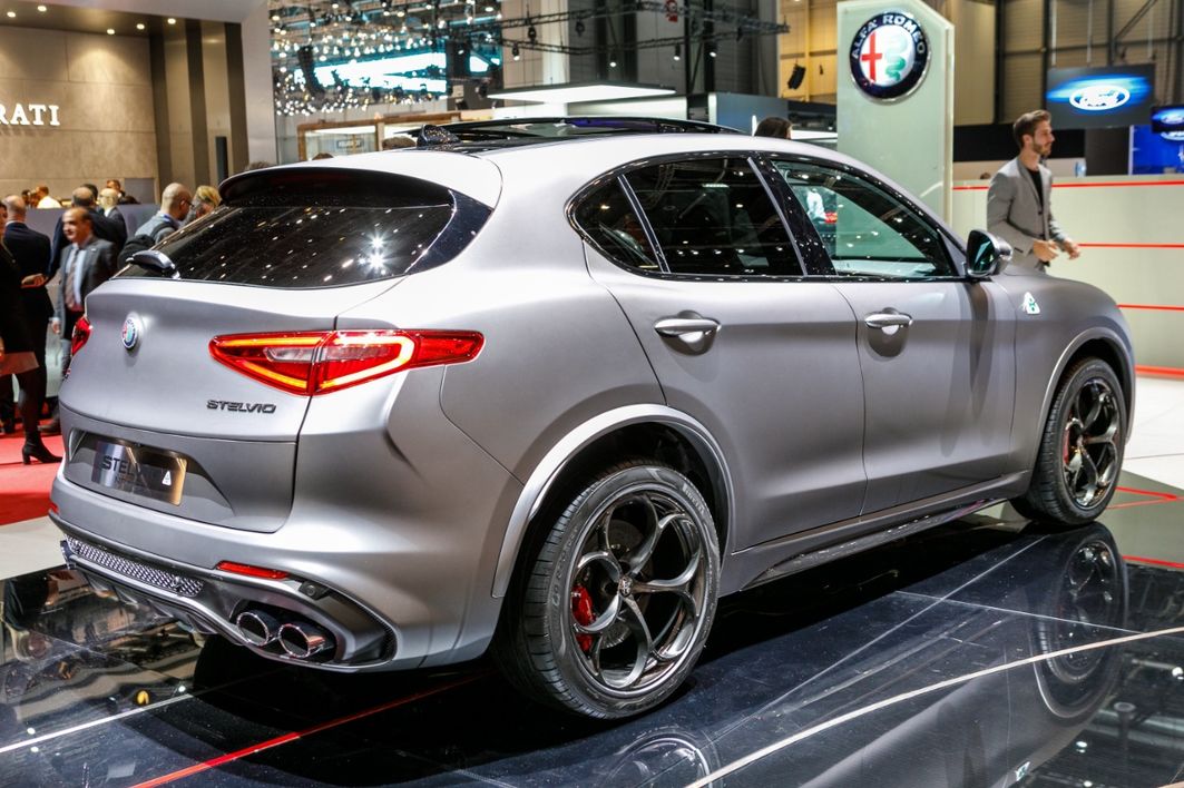 Alfa feiert seine Sportlichkeit mit zwei limitierten Sondermodellen. Der Alfa Romeo Stelvio Quadrifoglio NRING ist eine Hommage an den Nürburgring. Nur 108 Exemplare werden gebaut – eins pro Jahr der Historie von Alfa Romeo.