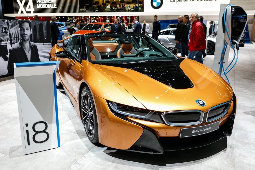 Europa-Premiere für den BMW i8 Roadster. Den Plug-in-Hybrid-Sportwagen gibt es jetzt auch offen – und trotzdem mit Flügeltüren.