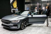 Volvo entwickelt seinen Haustuner Polestar zur Elektromarke: Ab März können Kunden das erste Modell, ein wunderschönes Coupé, vorbestellen. Für 2500 Euro Anzahlung sichert sich der Käufern ein Platz auf der Warteliste – wichtig, denn das Interesse am Polestar 1 ist enorm. 600 PS starker Hybridantrieb, Auslieferung ab Ende 2019. Bis dahin sollte man dann rund 150.000 Euro beisammen haben.