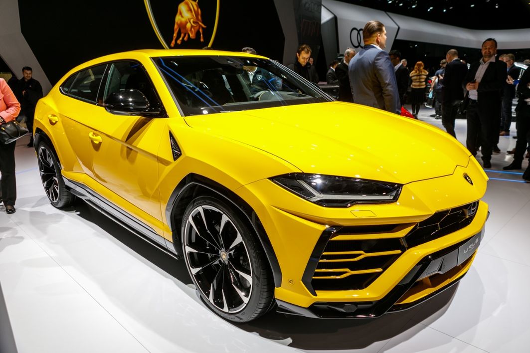 Das Lamborghini-SUV legt los: Der neue Urus kommt mit seinem 4,0 Liter V8 Biturbo-Motor auf 650 PS. Mit einer Höchstgeschwindigkeit von 305 km/h ist er das schnellste SUV. Die Preise beginnen bei 171.429 Euro – plus Steuern.