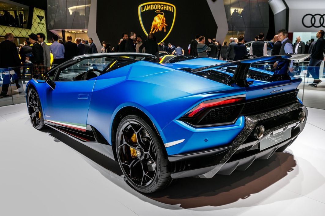 Mit seinem 5,2 l V10 Saugmotor beschleunigt der allradgetriebene Performante Spyder in 3,1 Sekunden von 0 auf 100 km/h sowie in 9,3 Sekunden von 0 auf 200 km/h und zieht mit einer Höchstgeschwindigkeit von 325 km/h mit dem Coupé Schwesternmodell gleich.