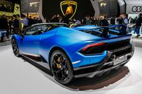 Mit seinem 5,2 l V10 Saugmotor beschleunigt der allradgetriebene Performante Spyder in 3,1 Sekunden von 0 auf 100 km/h sowie in 9,3 Sekunden von 0 auf 200 km/h und zieht mit einer Höchstgeschwindigkeit von 325 km/h mit dem Coupé Schwesternmodell gleich.